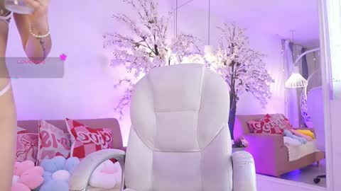 lucyweisser online show from March 18, 2026, 7:50 pm