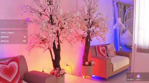 lucyweisser online show from April 16, 2026, 9:39 pm
