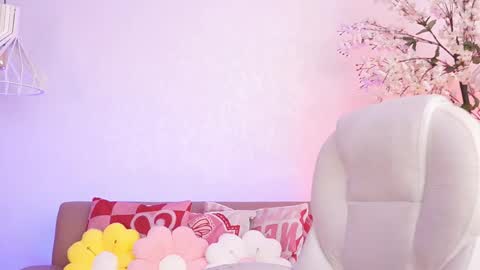 lucyweisser online show from April 17, 2026, 7:39 pm