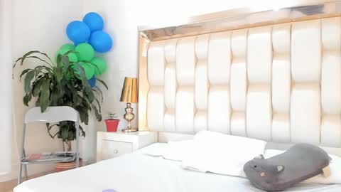 Snapshot of luisa_cameron chatting on January 14, 2025, 12:24 pm online show from January 14, 2025, 12:24 pm