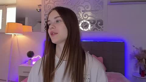 Snapshot of luisaclover chatting on April 22, 2026, 12:18 pm LuisaClover online show from April 22, 2026, 12:18 pm