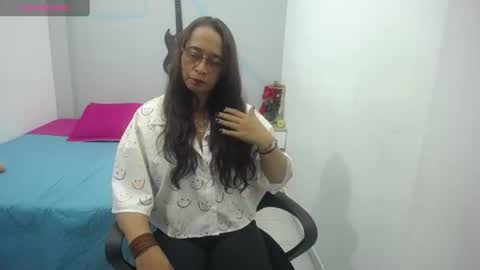 Snapshot of luna__white chatting on June 15, 2026, 5:15 pm luna__white online show from June 15, 2026, 5:15 pm