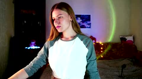 luna_evan online show from November 18, 2025, 7:57 am