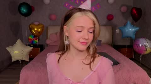 Snapshot of luna_moran chatting on June 5, 2026, 6:52 am Lina online show from June 5, 2026, 6:52 am