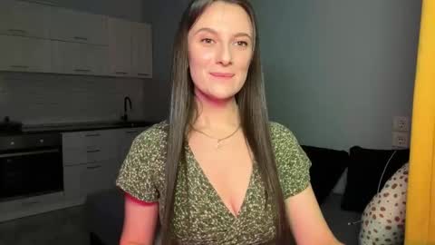 luna_raee online show from November 3, 2025, 2:07 pm