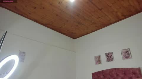 luna_velveth1 online show from April 16, 2026, 10:27 am