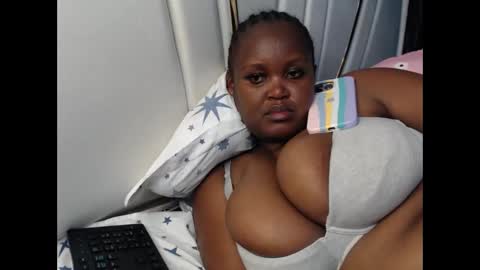 lunabloom01 online show from October 8, 2025, 6:05 pm