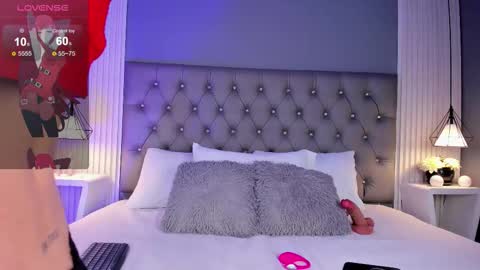 Luna  online show from November 26, 2025, 5:25 pm