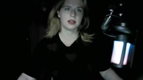 Snapshot of lunamystique_ chatting on October 4, 2025, 8:18 pm lunamystique_ online show from October 4, 2025, 8:18 pm