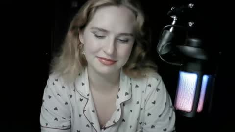 Snapshot of lunamystique_ chatting on October 6, 2025, 8:39 pm lunamystique_ online show from October 6, 2025, 8:39 pm