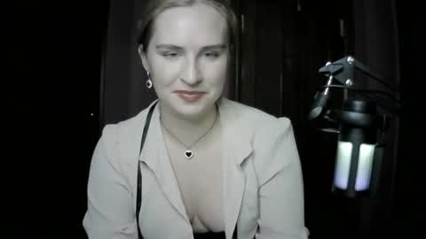 Snapshot of lunamystique_ chatting on October 16, 2025, 8:21 pm lunamystique_ online show from October 16, 2025, 8:21 pm