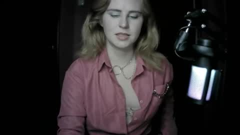 Snapshot of lunamystique_ chatting on October 22, 2025, 5:24 pm lunamystique_ online show from October 22, 2025, 5:24 pm