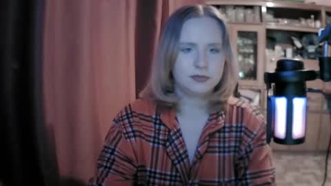 Snapshot of lunamystique_ chatting on May 4, 2026, 6:04 pm lunamystique_ online show from May 4, 2026, 6:04 pm