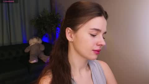 lunaolivia_ online show from February 6, 2026, 12:52 pm
