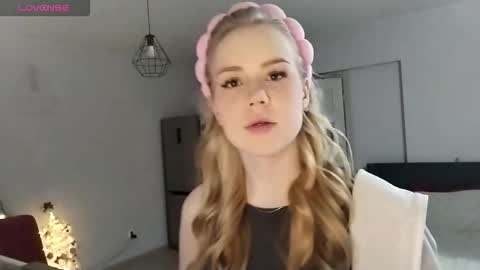 lunapeony online show from December 19, 2025, 9:11 pm