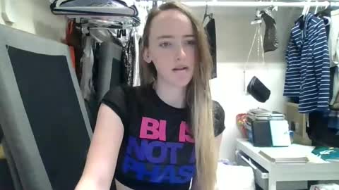 Snapshot of lunapixie2020 chatting on January 17, 2025, 11:18 pm lunapixie2020 online show from January 17, 2025, 11:18 pm