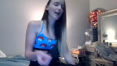 Snapshot of lunapixie2020 chatting on February 15, 2025, 9:15 pm lunapixie2020 online show from February 15, 2025, 9:15 pm