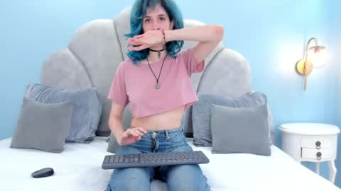 Snapshot of lunaria_azura chatting on June 1, 2026, 10:33 pm Lunaria online show from June 1, 2026, 10:33 pm