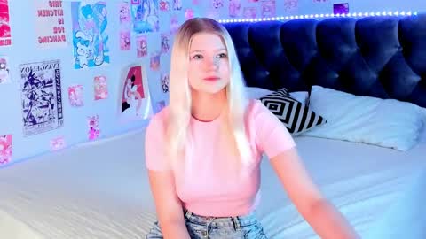 lunariafox online show from April 27, 2026, 2:26 pm