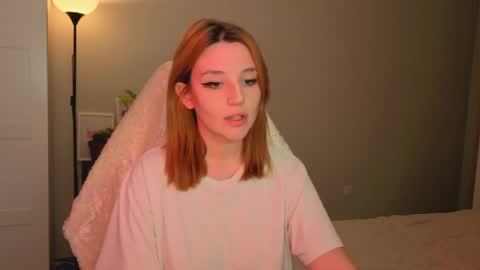Snapshot of lunatale chatting on April 30, 2026, 4:02 pm Kate online show from April 30, 2026, 4:02 pm