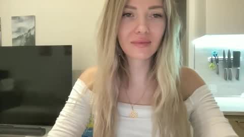 lusiluv online show from April 24, 2026, 8:33 pm