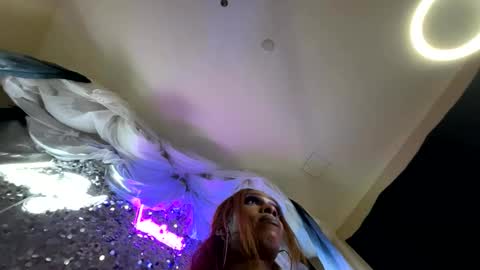 luvvlee online show from October 3, 2025, 8:22 am