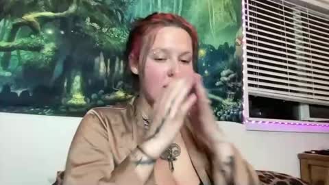 luvvvmia online show from April 12, 2026, 3:22 am