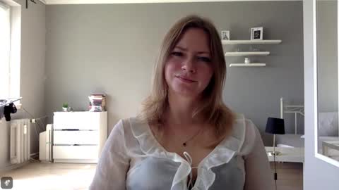 Snapshot of lux_millie chatting on September 12, 2025, 8:58 am Millie online show from September 12, 2025, 8:58 am