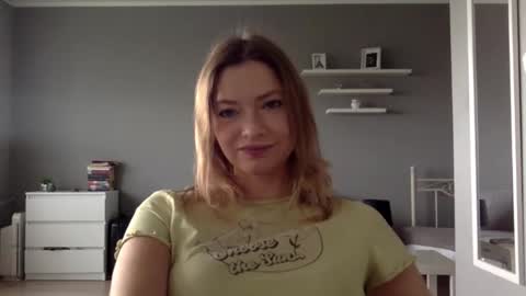 Snapshot of lux_millie chatting on October 10, 2025, 1:54 pm Millie online show from October 10, 2025, 1:54 pm