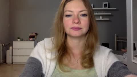 Snapshot of lux_millie chatting on November 3, 2025, 10:42 pm Millie online show from November 3, 2025, 10:42 pm