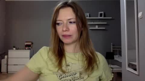 Snapshot of lux_millie chatting on November 6, 2025, 10:43 pm Millie online show from November 6, 2025, 10:43 pm