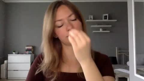 Snapshot of lux_millie chatting on November 9, 2025, 8:01 am Millie online show from November 9, 2025, 8:01 am