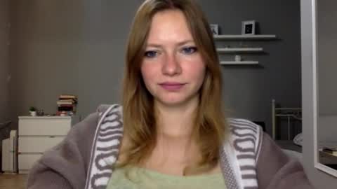 Snapshot of lux_millie chatting on November 18, 2025, 10:14 pm Millie online show from November 18, 2025, 10:14 pm