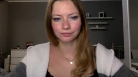 Snapshot of lux_millie chatting on December 17, 2025, 10:27 pm Millie online show from December 17, 2025, 10:27 pm