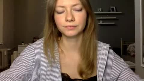 Snapshot of lux_millie chatting on March 3, 2026, 9:53 pm Millie online show from March 3, 2026, 9:53 pm