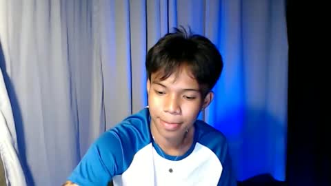 Snapshot of luxirfy_xx chatting on April 23, 2026, 7:49 pm luxirfy online show from April 23, 2026, 7:49 pm