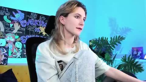 Snapshot of luxrayi chatting on February 17, 2025, 6:15 pm Ray online show from February 17, 2025, 6:15 pm