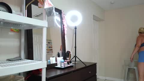 Snapshot of luxuriousbunny chatting on August 7, 2026, 4:31 pm luxuriousbunny online show from August 7, 2026, 4:31 pm