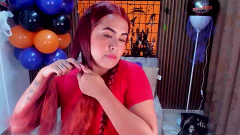 lyla_19_ online show from October 23, 2025, 1:32 pm