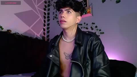 Lyle Bennett Freelance Model online show from December 9, 2024, 9:49 am