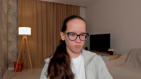 Sara online show from September 12, 2025, 4:18 pm