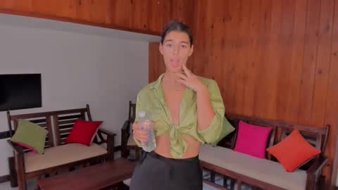  LYNN  online show from November 9, 2025, 4:44 am