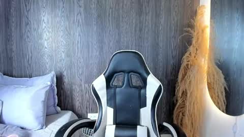 lyralux10 online show from April 16, 2026, 4:52 pm