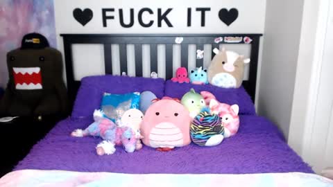 Mackenzie Wolfe online show from October 26, 2025, 4:07 am