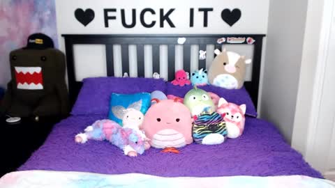 Mackenzie Wolfe online show from November 12, 2025, 3:07 am