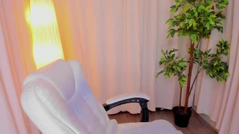 Maddy Please help me with your thumbs up its important online show from February 18, 2025, 10:05 am