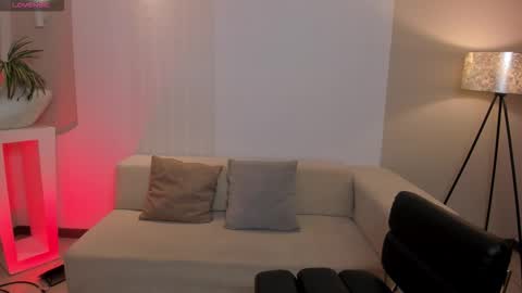 Maddi Collins online show from November 23, 2025, 11:43 am