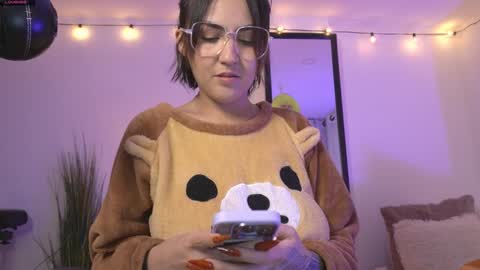 Maeve  schedule 11 am- 530 pm colombia time  online show from December 25, 2024, 11:10 pm