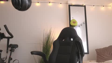 Maeve  schedule 11 am- 530 pm colombia time  online show from January 1, 2025, 6:38 pm