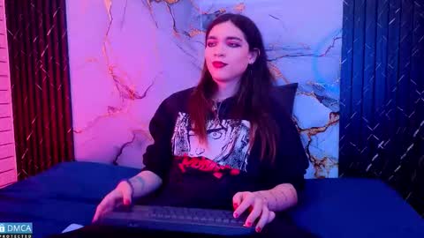 Snapshot of maevekuro chatting on March 6, 2026, 3:25 am maevekuro online show from March 6, 2026, 3:25 am